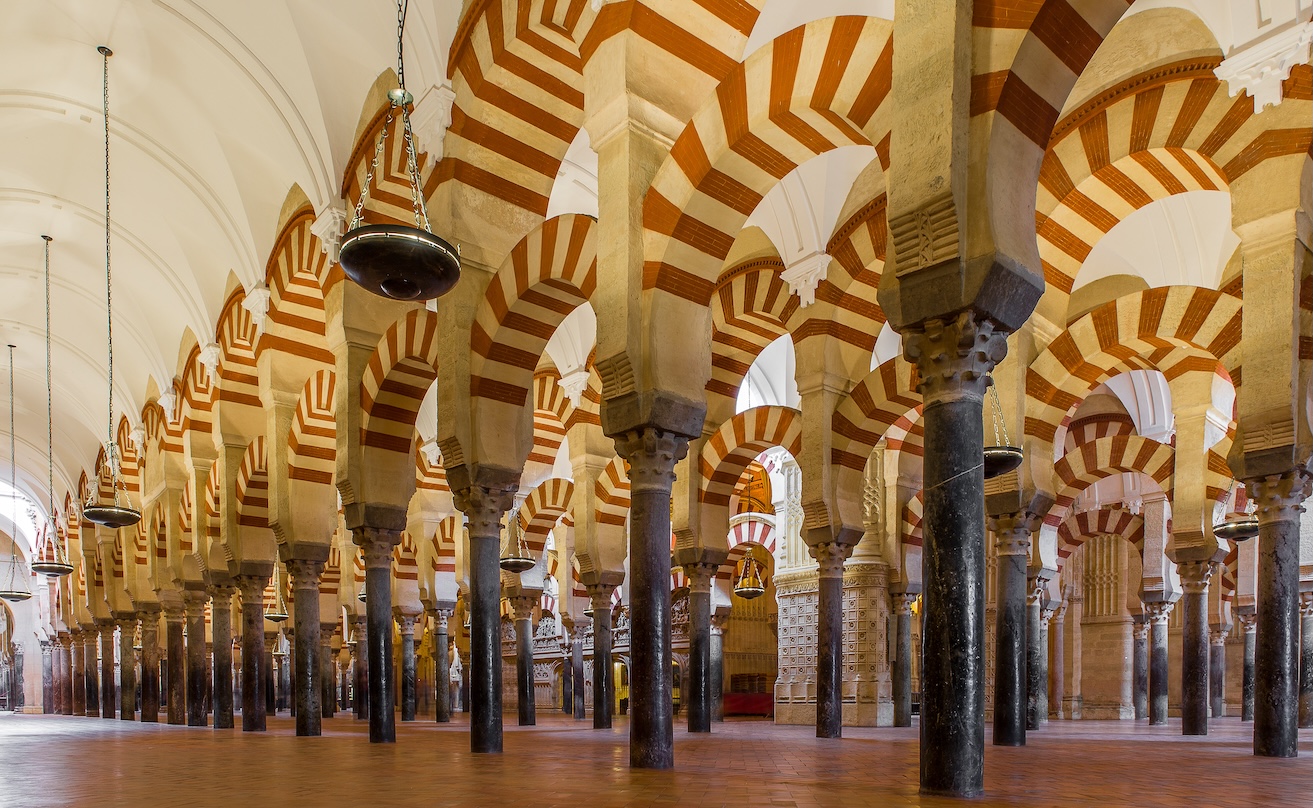 Interior de la Mezquita-Catedral de Córdoba, con sus arcos de herradura bicolores